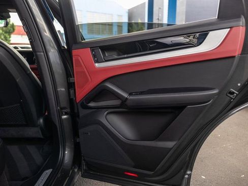 Certified 2025 Porsche Cayenne Coupe image 37