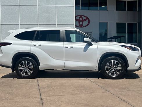 Used 2025 Toyota Highlander XLE AWD/4WD image 3