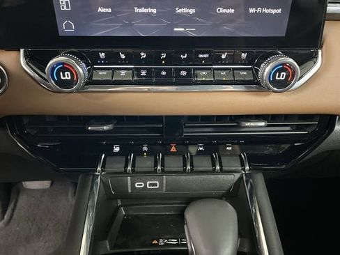 Certified 2025 GMC Canyon AT4 w/ AT4 Premium Package AWD/4WD image 18