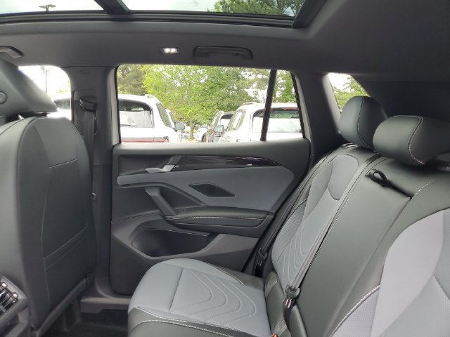 New 2026 Volkswagen Tiguan SE R-Line FWD image 10