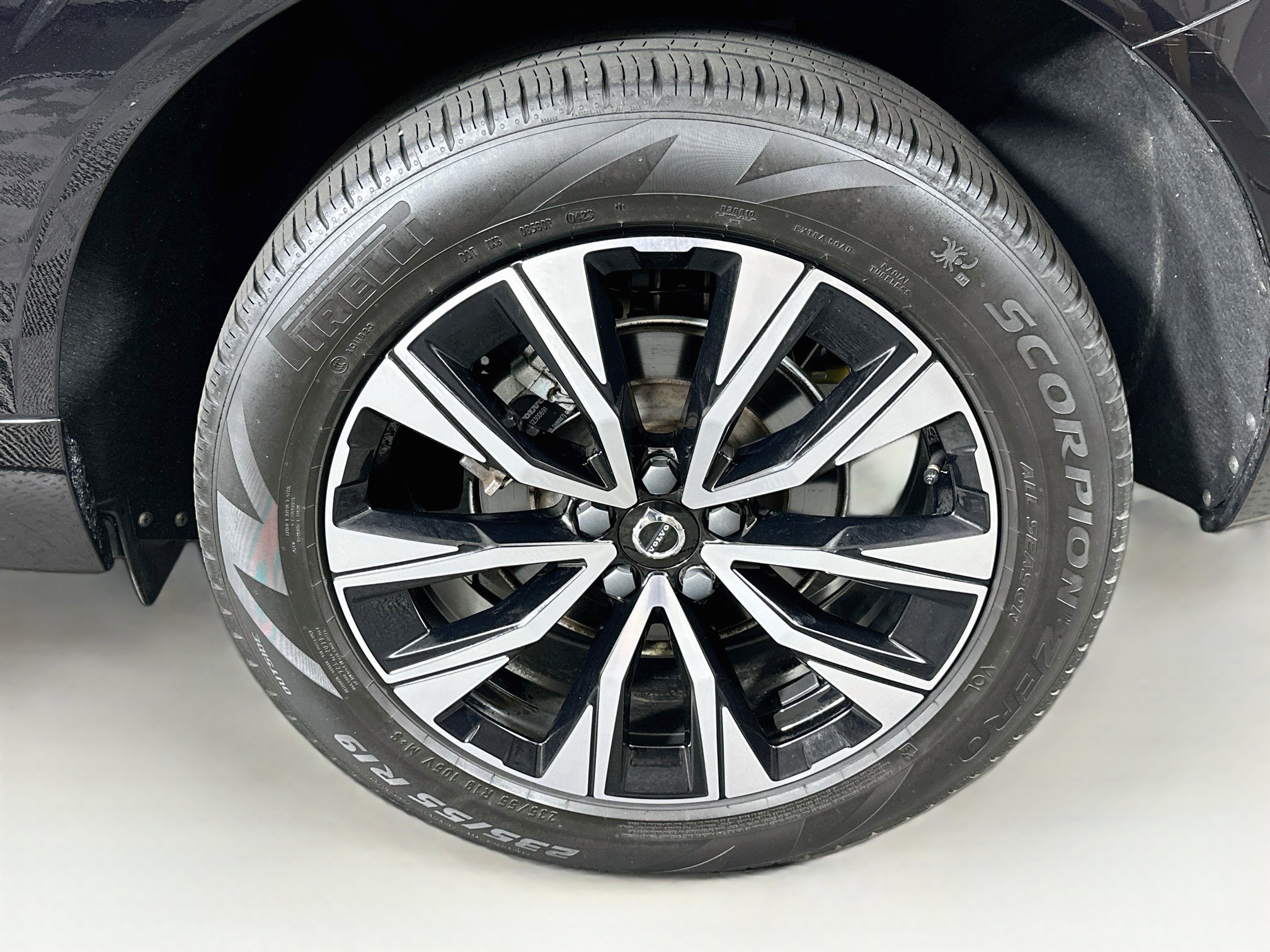 Used 2023 Volvo XC60 B5 Plus AWD/4WD image 11