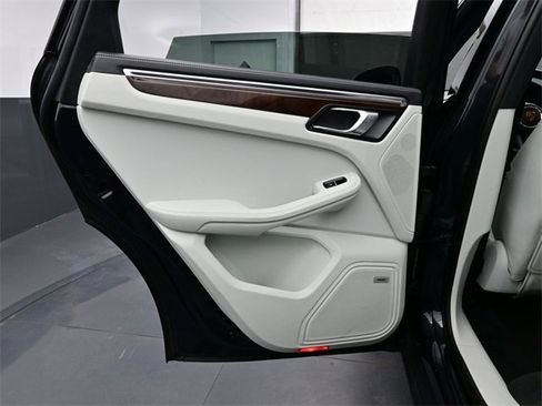 Certified 2023 Porsche Macan w/ Premium Package Plus image 8
