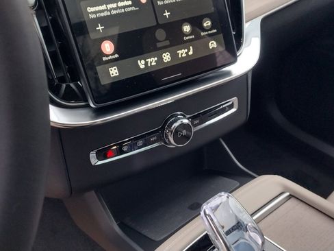 New 2026 Volvo XC90 B6 Plus w/ Protection Package Premier image 17