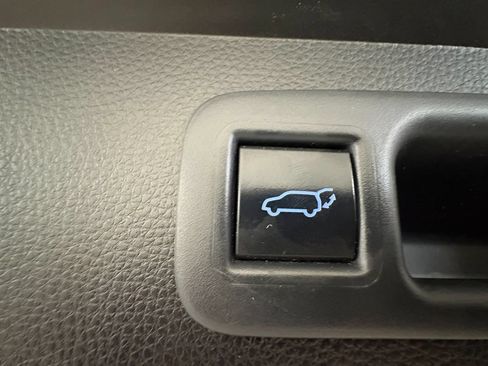 Used 2021 Toyota Highlander XLE AWD/4WD image 46