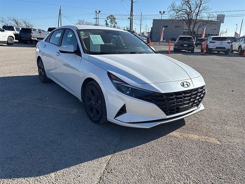 Used 2021 Hyundai Elantra SEL w/ Convenience Package image 3