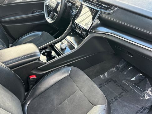 Used 2022 Jeep Grand Cherokee Altitude AWD/4WD image 17