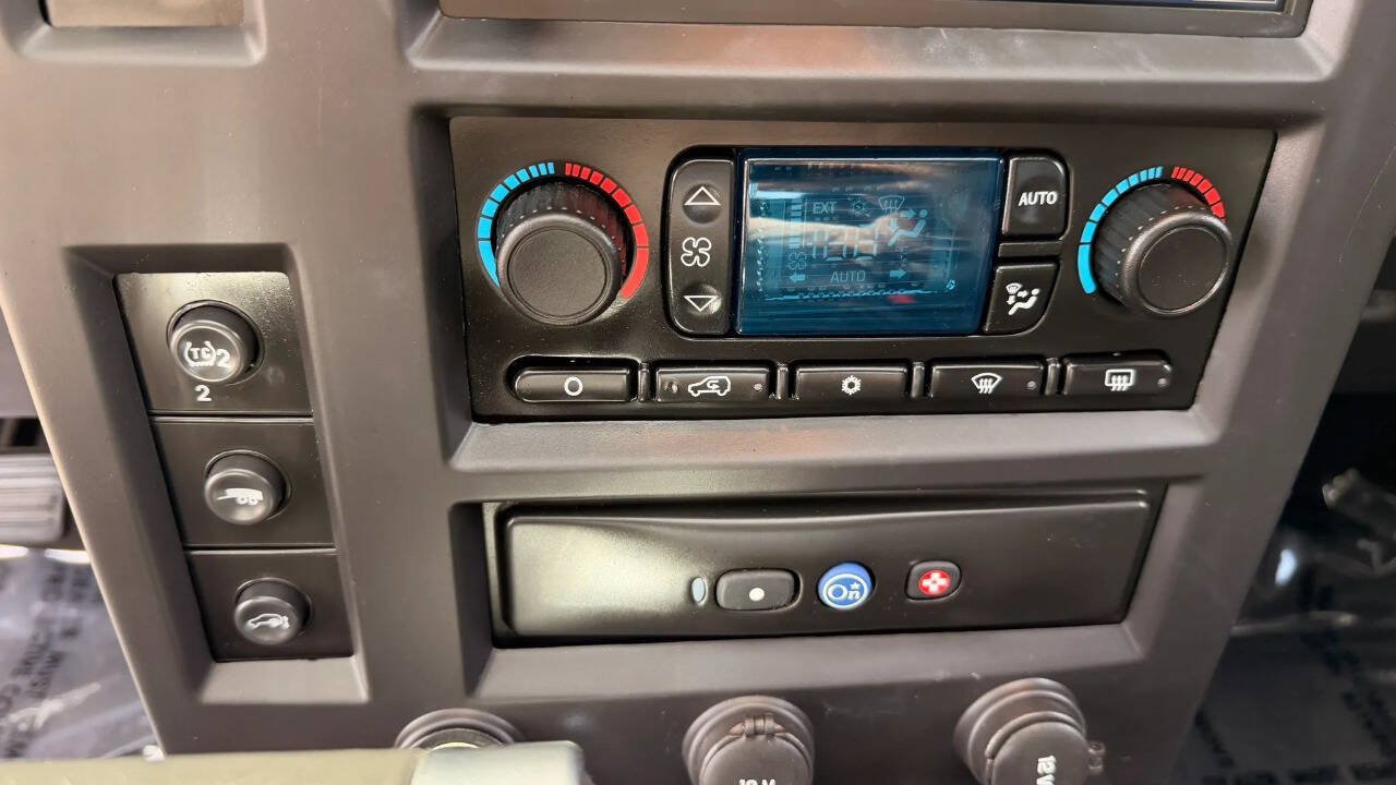 Used 2005 HUMMER H2 SUT w/ Preferred Equipment Group AWD/4WD image 17