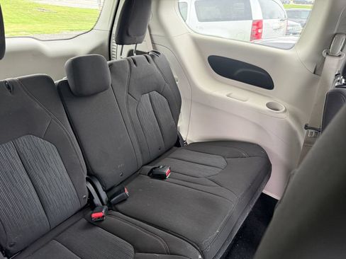 Used 2020 Chrysler Pacifica Touring w/ Cold Weather Group FWD image 6