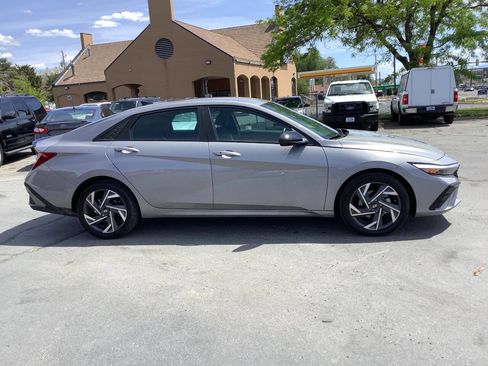 Used 2025 Hyundai Elantra Sport FWD image 8
