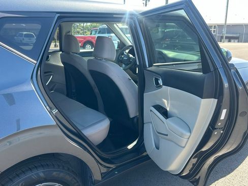 Used 2022 Kia Soul LX FWD image 26