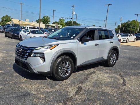 Used 2024 Nissan Rogue S FWD image 3