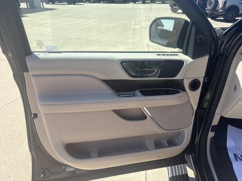 Used 2018 Lincoln Navigator Select w/ Technology Package RWD image 7