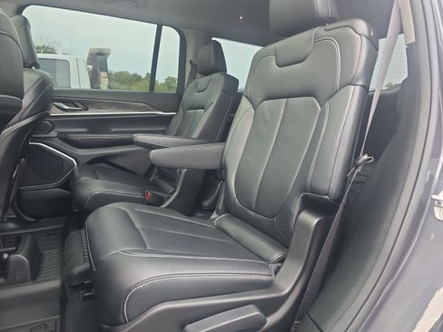 Used 2022 Jeep Grand Cherokee L Limited image 16