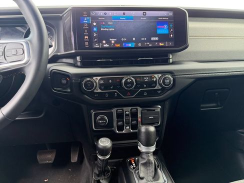 Used 2024 Jeep Wrangler Unlimited Sahara AWD/4WD image 11