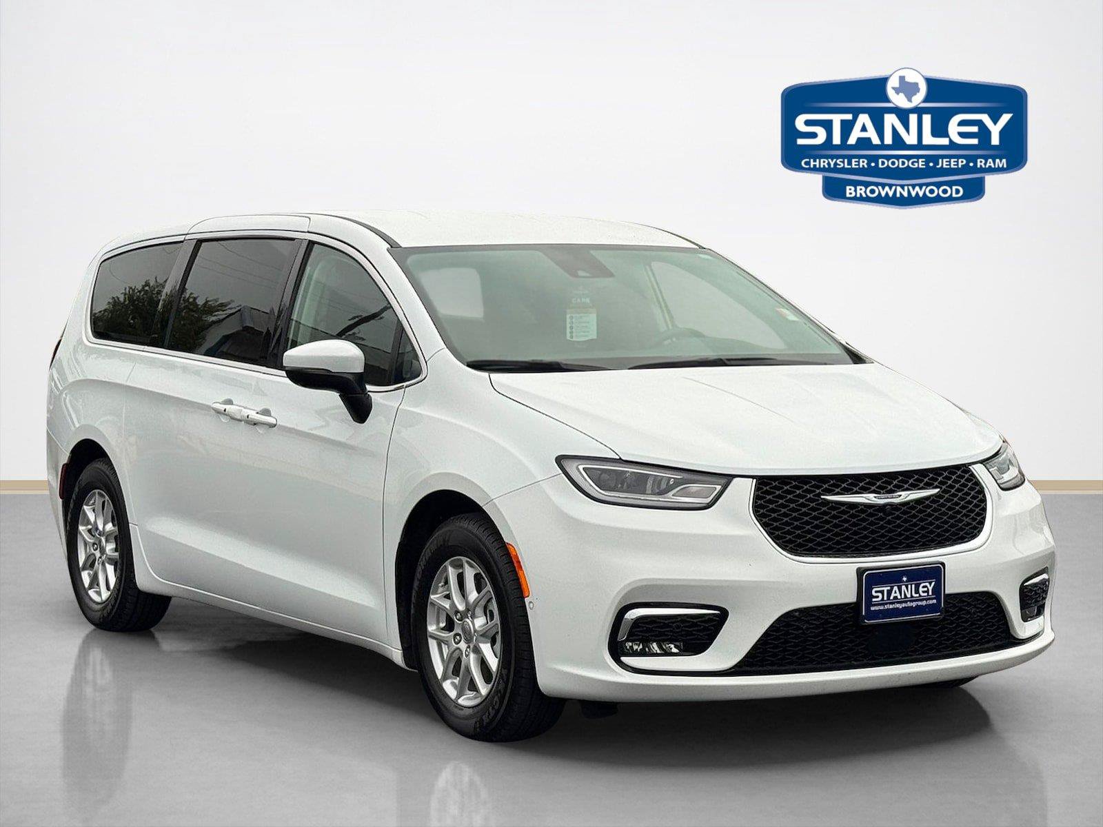 Used 2023 Chrysler Pacifica Touring-L FWD image 1