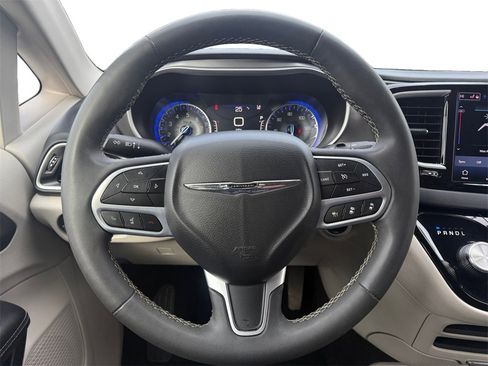 Used 2023 Chrysler Pacifica Touring-L image 12