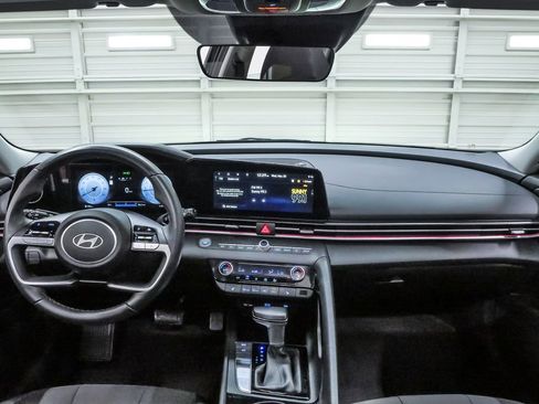 Certified 2024 Hyundai Elantra SEL w/ Convenience Package FWD image 16