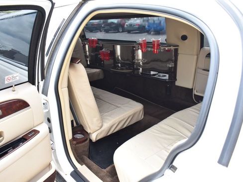 Used 2007 Lincoln Town Car Executive RWD image 22