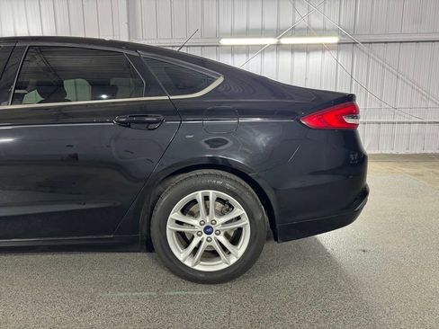 Used 2018 Ford Fusion SE w/ Fusion SE Technology Package FWD image 12