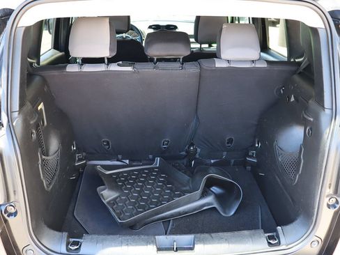 Used 2018 Jeep Renegade Latitude FWD image 24