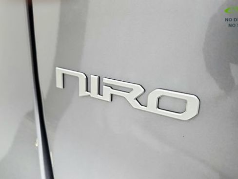 Used 2024 Kia Niro Wave w/ Wave Preserve Package FWD image 31