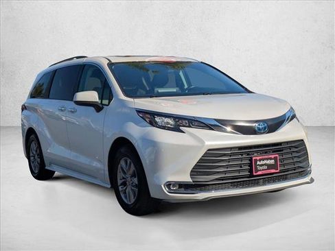 Used 2024 Toyota Sienna XLE image 3