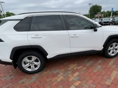 Used 2020 Toyota RAV4 LE FWD image 2