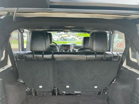 Used 2018 Jeep Wrangler Unlimited Sahara w/ Connectivity Group AWD/4WD image 21