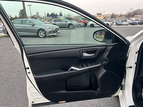 Used 2017 Toyota Camry SE image 9