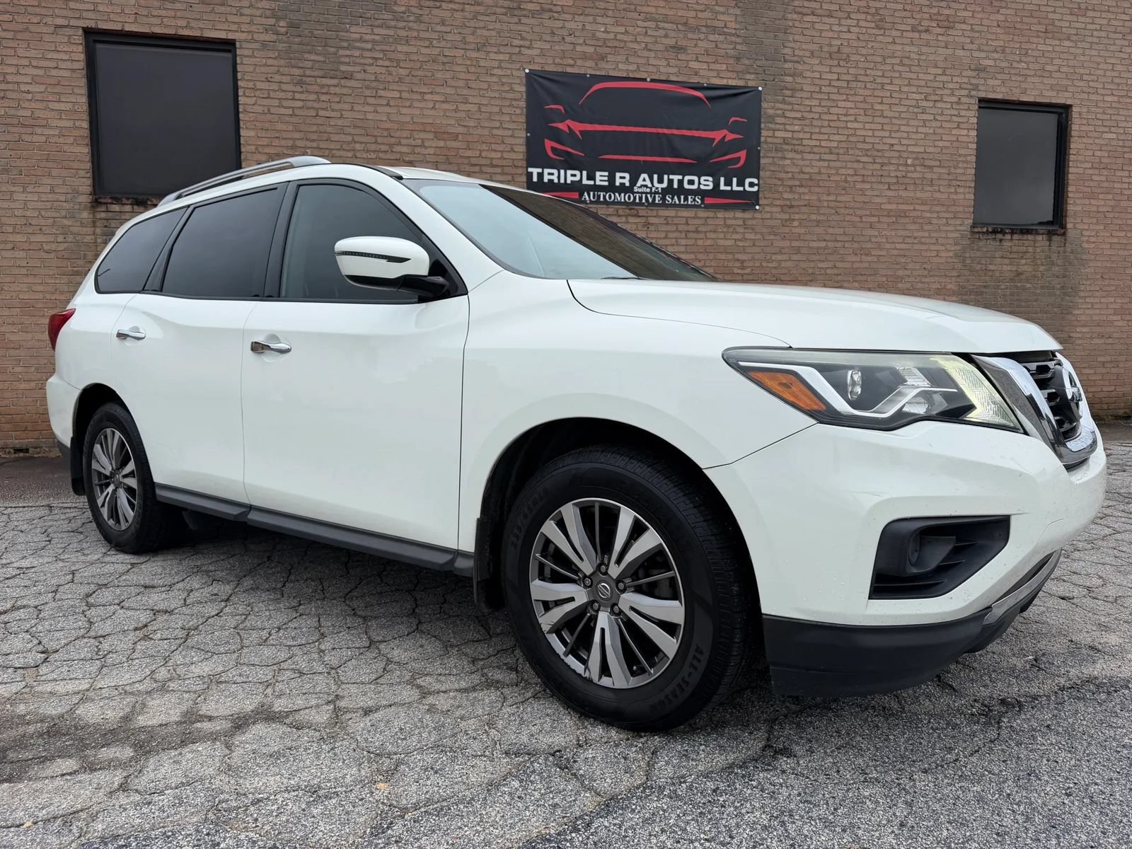 Used 2020 Nissan Pathfinder S FWD image 2
