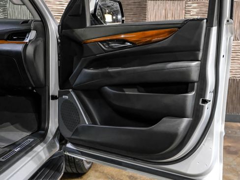 Used 2019 Cadillac Escalade ESV Luxury AWD/4WD image 39