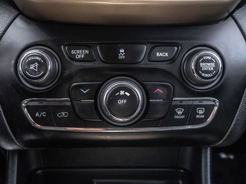 Used 2014 Jeep Cherokee Latitude FWD image 18