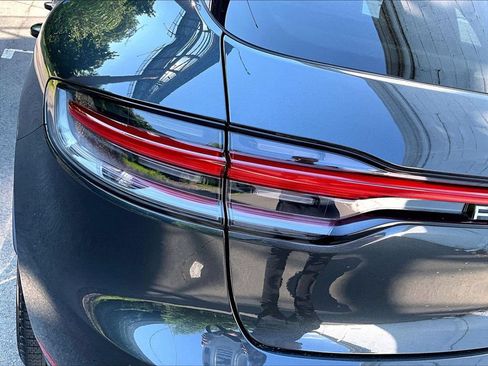 Certified 2025 Porsche Macan AWD/4WD image 31