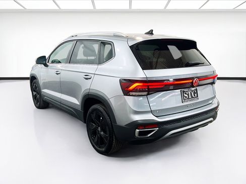 Used 2025 Volkswagen Taos SE w/ Panoramic Sunroof Package image 6