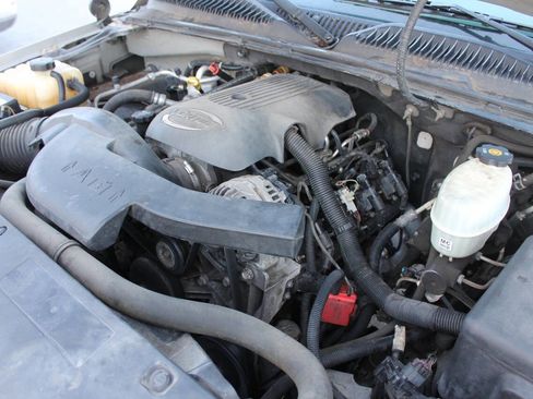 Used 2005 Chevrolet Suburban LS image 19