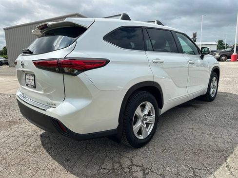 Used 2022 Toyota Highlander LE AWD/4WD image 6
