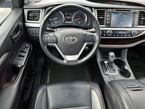 Used 2019 Toyota Highlander XLE AWD/4WD image 11