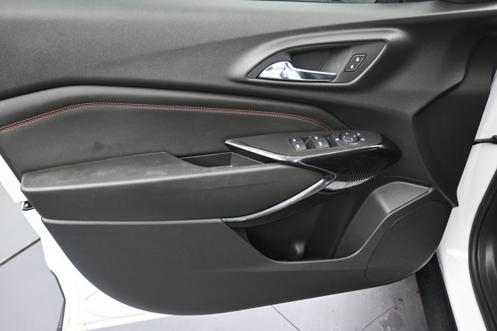 Used 2025 Chevrolet Trax RS FWD image 11