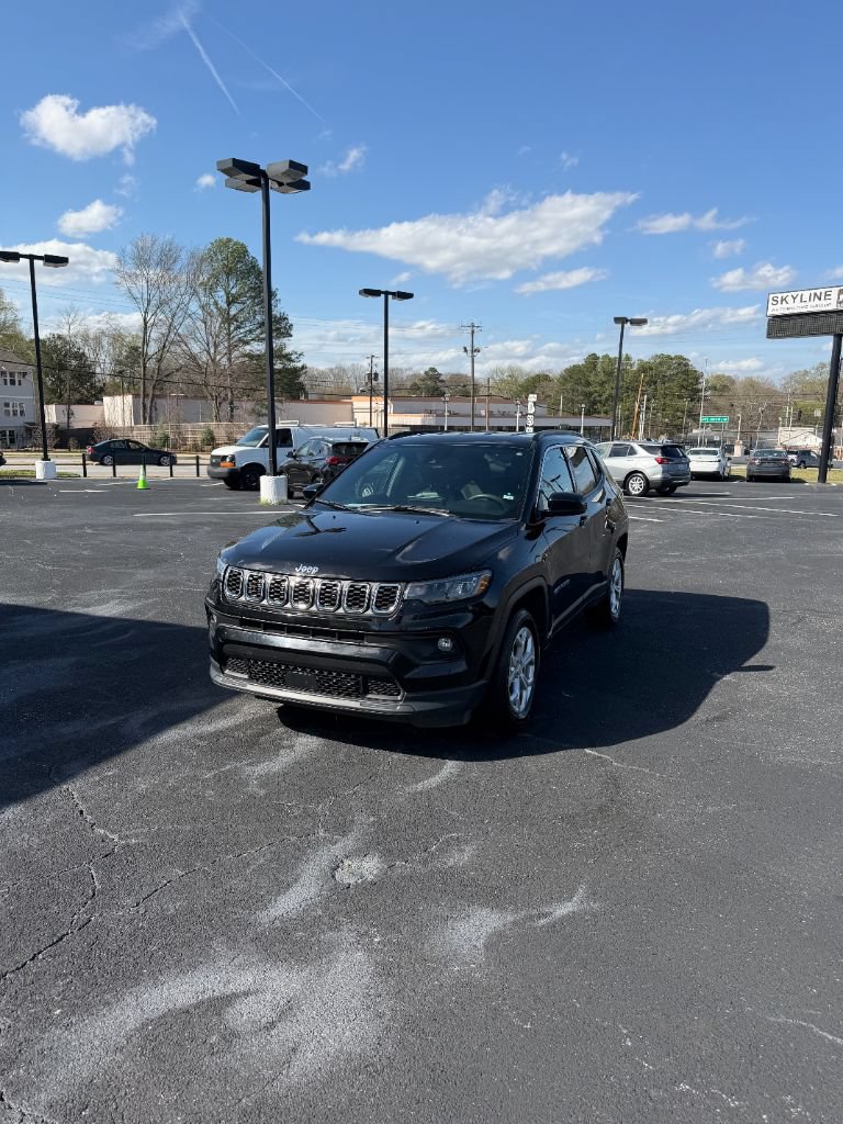 Used 2024 Jeep Compass Latitude AWD/4WD image 1