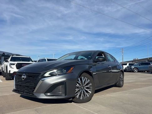 Used 2024 Nissan Altima 2.5 SV image 2