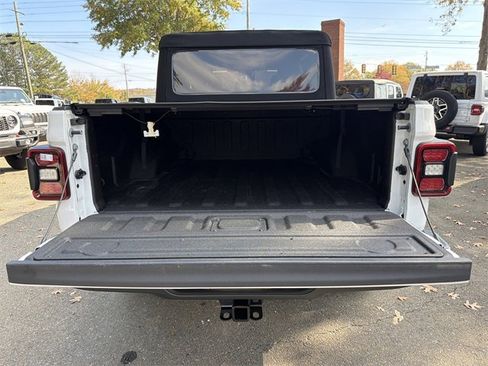 Used 2024 Jeep Gladiator Sport image 18