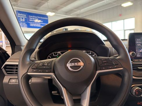 Used 2025 Nissan Altima 2.5 SV FWD image 19