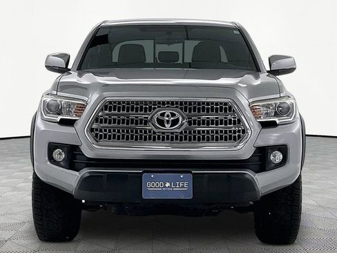 Used 2017 Toyota Tacoma TRD Off-Road w/ Premium & Technology Package AWD/4WD image 2