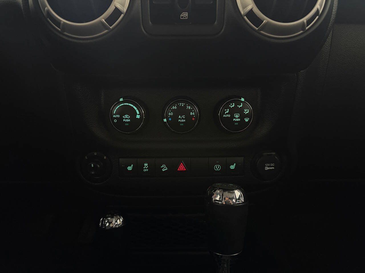 Used 2018 Jeep Wrangler Unlimited Sahara w/ Connectivity Group AWD/4WD image 37
