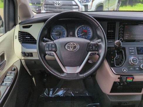 Used 2019 Toyota Sienna XLE w/ XLE Navigation Package FWD image 16