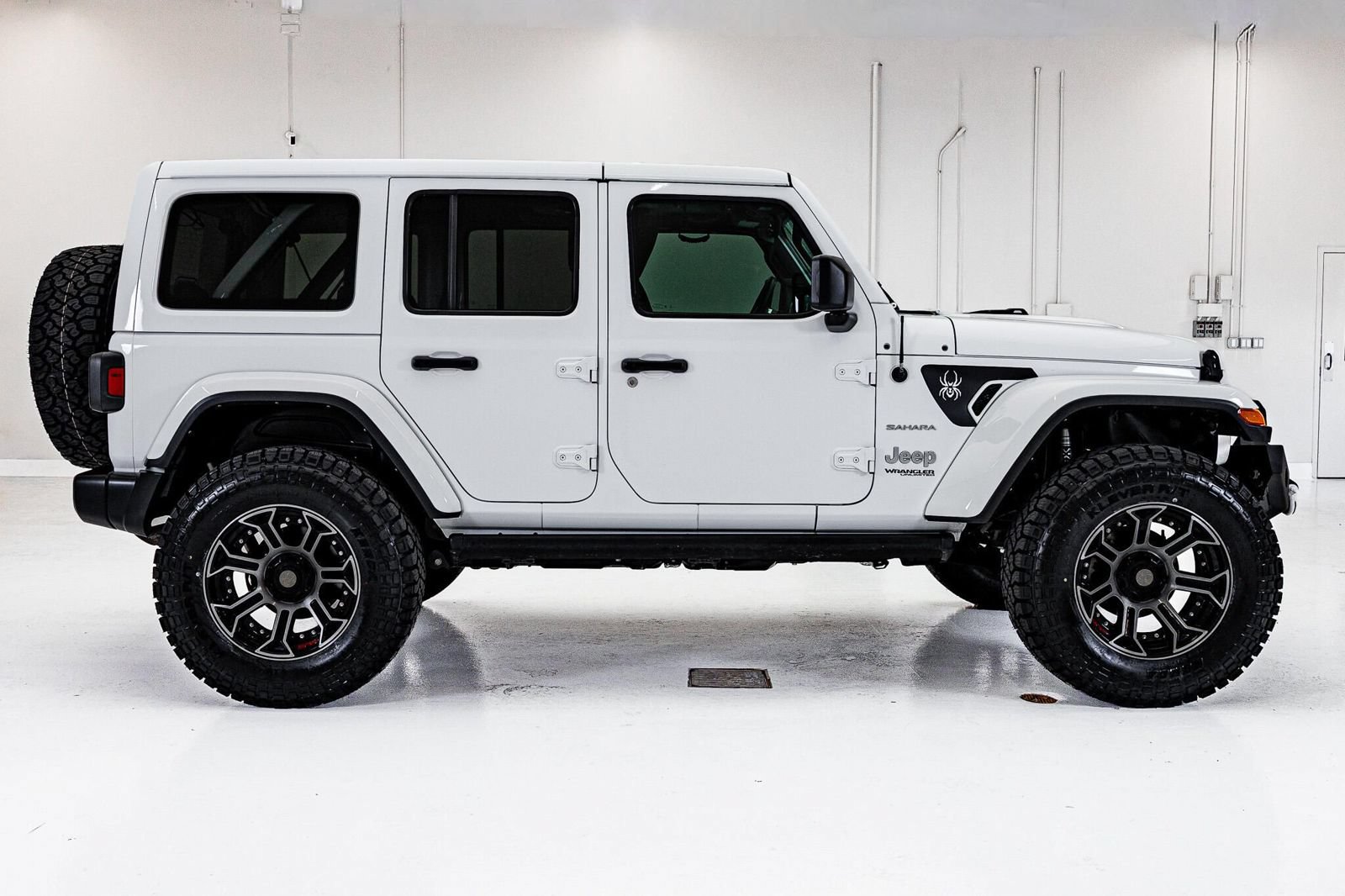 Used 2022 Jeep Wrangler Unlimited Sahara w/ Cold Weather Group AWD/4WD image 10