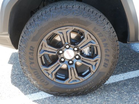 Used 2024 GMC Canyon Elevation w/ Elevation Premium Package AWD/4WD image 15