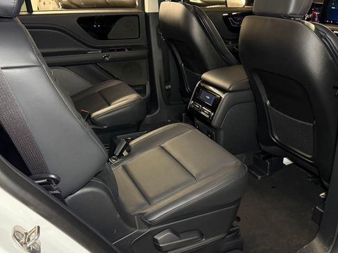 New 2026 Lincoln Aviator AWD image 12