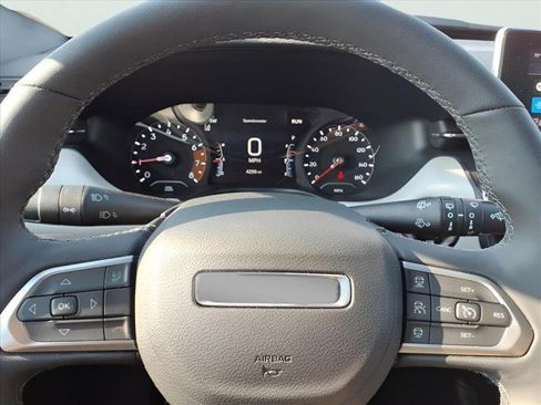 Used 2025 Jeep Compass Limited image 25