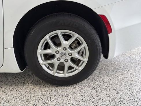 Used 2022 Chrysler Pacifica Touring-L image 37